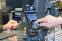 Karten statt Münzen: Deutsche greifen im Alltag immer häufiger zur Kartenzahlung.