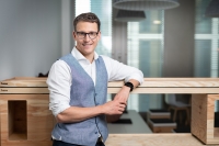 Dr. Peter Robejsek, Geschäftsführer von Mastercard Deutschland, findet es wichtig, dass früher früher Menschen Finanzkompetenz erwerben, um besser Entscheidungen im Alltag treffen zu können, die sich auf ihre Finanzen auswirken – vom Verhandeln des Taschengeldes bis zum ersten Job oder dem Sparen für den Urlaub.