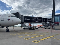 Revolut wirbt an europäischen Flughäfen, etwa mit gesponsorten Fluggastbrücken.