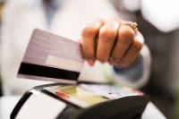 Abwicklung von Kreditkartenzahlungen © iStock