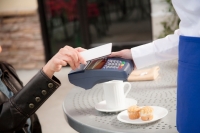 Kontaktloses Bezahlen geht auch per Smartphone. © iStock