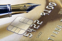 Goldene Kreditkarte (© gettyimages)