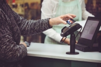 Kontaktlos Bezahlen mit Karte (© gettyimages)