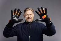 Torwart-Legende Peter Schmeichel unterstützt Mastcards "Click to Pay"-System für sicheres Bezahlen.