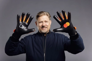 Torwart-Legende Peter Schmeichel unterstützt Mastcards "Click to Pay"-System für sicheres Bezahlen.