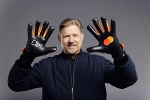 Torwart-Legende Peter Schmeichel unterstützt Mastcards "Click to Pay"-System für sicheres Bezahlen.