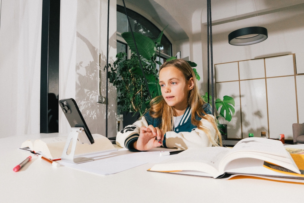 Mit der Einführung digitaler Nachhilfe sollen Eltern und Kinder im Alltag flexibel und kostenlos unterstützt werden.