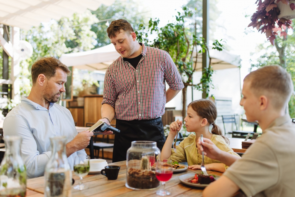 Die Umfrage von Adyen zeigt den klaren Verlust von Kundschaft bei Restaurants ohne digitale Zahlungsoptionen in Deutschland.