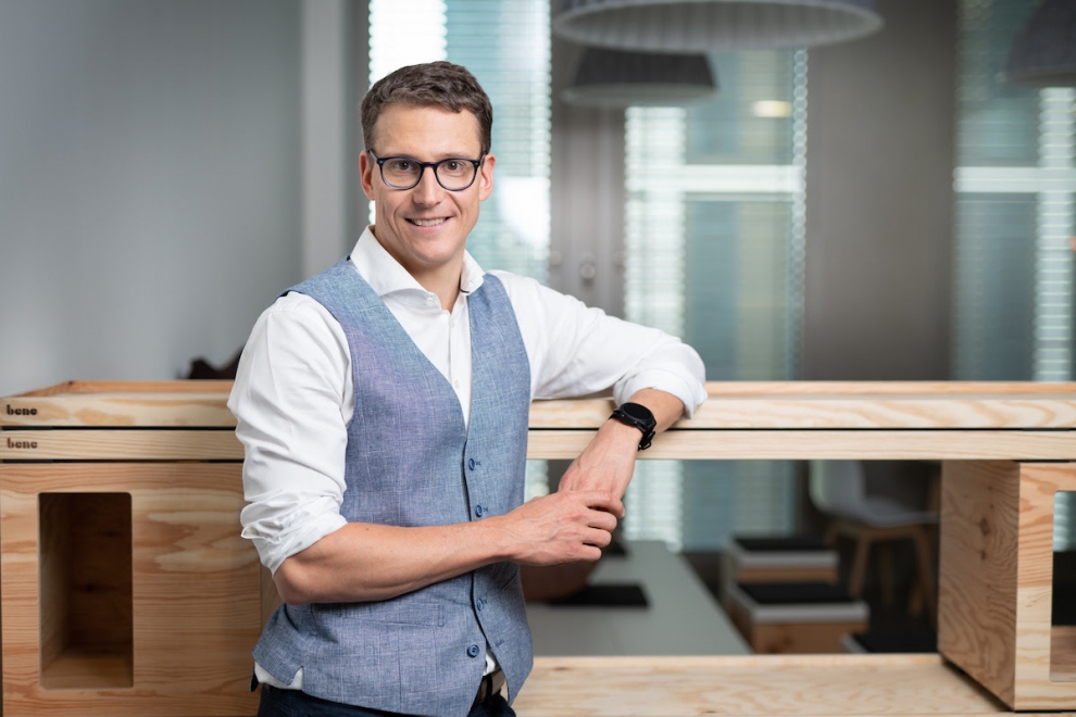 Dr. Peter Robejsek, Geschäftsführer von Mastercard Deutschland, findet es wichtig, dass früher früher Menschen Finanzkompetenz erwerben, um besser Entscheidungen im Alltag treffen zu können, die sich auf ihre Finanzen auswirken – vom Verhandeln des Taschengeldes bis zum ersten Job oder dem Sparen für den Urlaub.