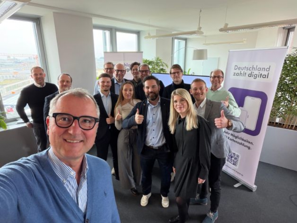 Das Gründungsteam des Deutschland zahlt digital e.V. steht gemeinsam in einem modernen, hellen Umfeld und symbolisiert den Start des neuen Vereins für digitales Bezahlen.