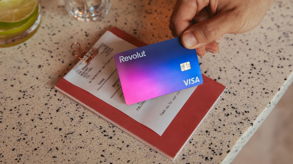 Revolut bietet neben einer deutschen IBAN im Herbst 2024 auch Tagesgeld und ETF-Sparpläne an.